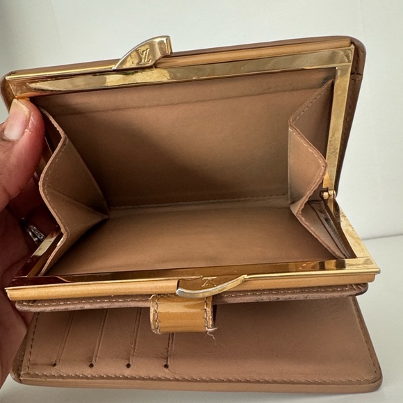 Louis Vuitton Gold Vernis Monogram Kisslock Wallet - Picture 10 of 12
